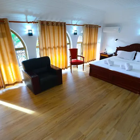 Alizee * Τίρανα