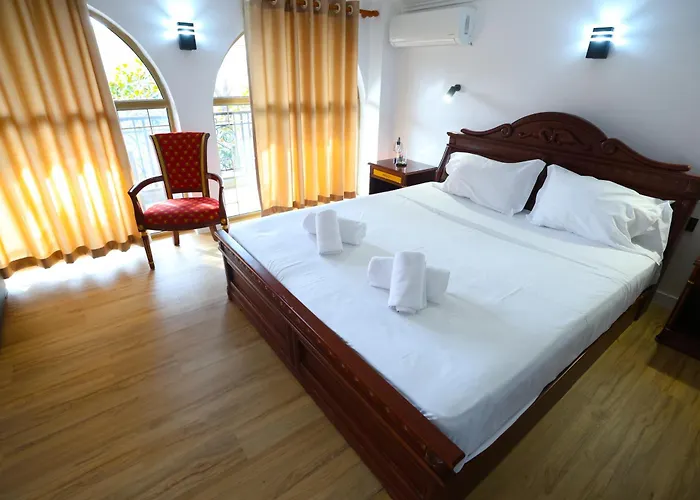 Alizee Отель Тирана