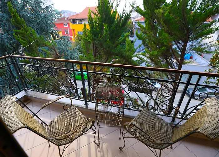 Alizee Отель Тирана